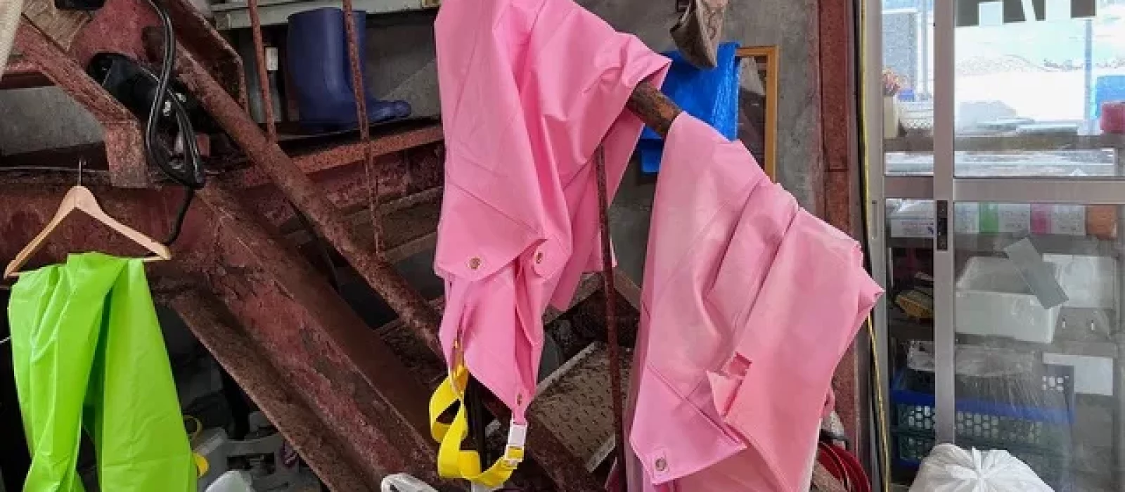 Pink rubber trousers for fisherwomen